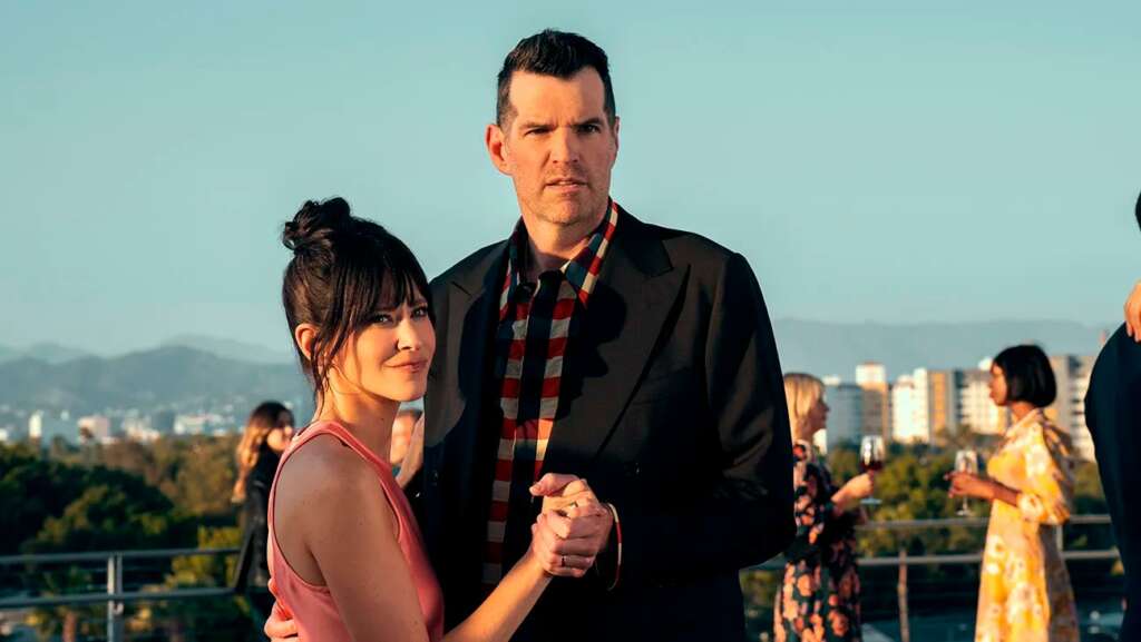 Esther et Sasha de Nobody Wants This se tenant la main à une réception