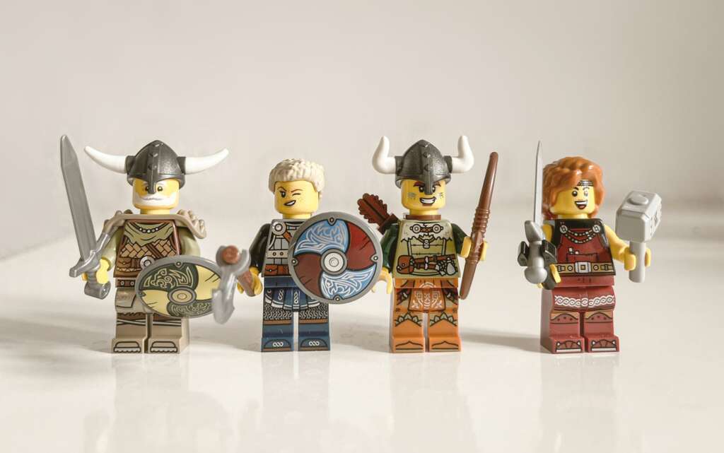 Les 4 minifigures du st lego village viking : le roi, une guerrière, un archer et une forgerone