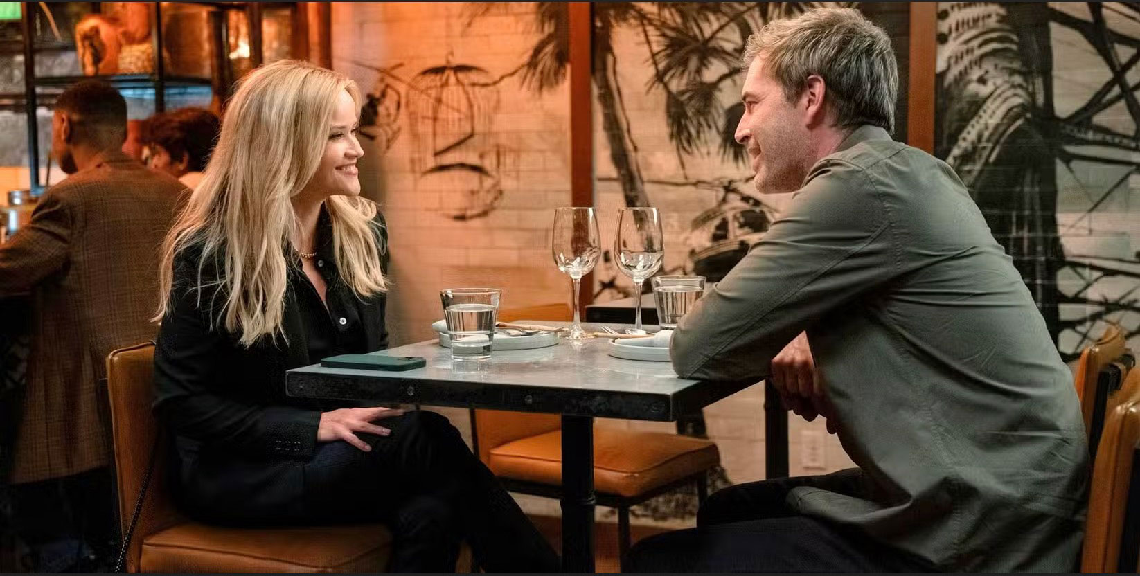 Bradley Jackson et Chip Black en train de discuter à une table dans la saison 4 de The Morning Show