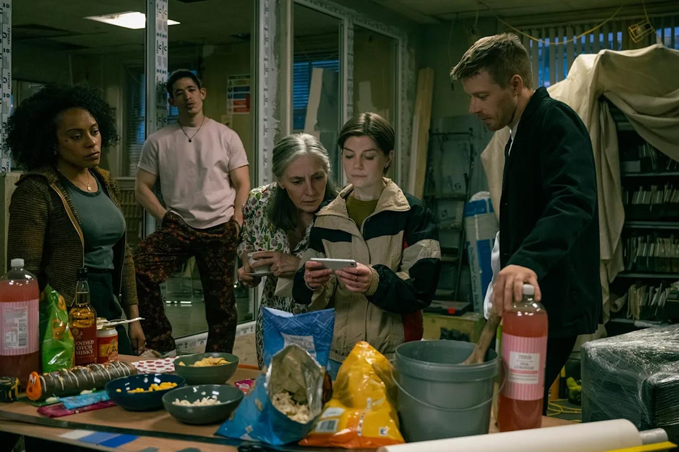 L'équipe d'espions de Slow Horses en train de regarder le téléphone de Shirley
