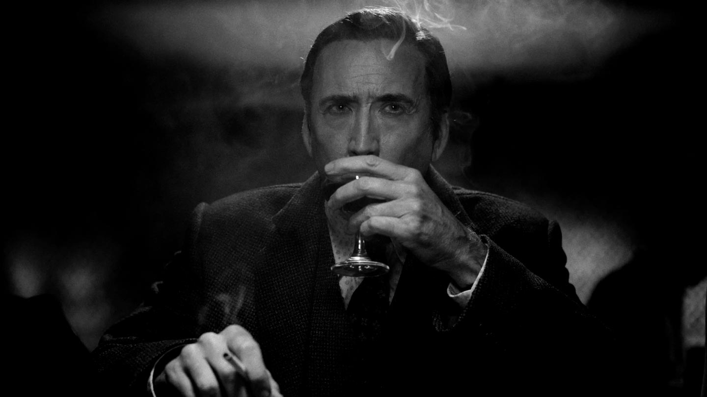 Nicolas Cage en train de boire un verre d'alcool dans Spider-Noir