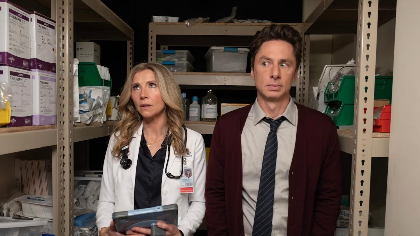 Elliot et JD dans un placard dans le revival de Scrubs
