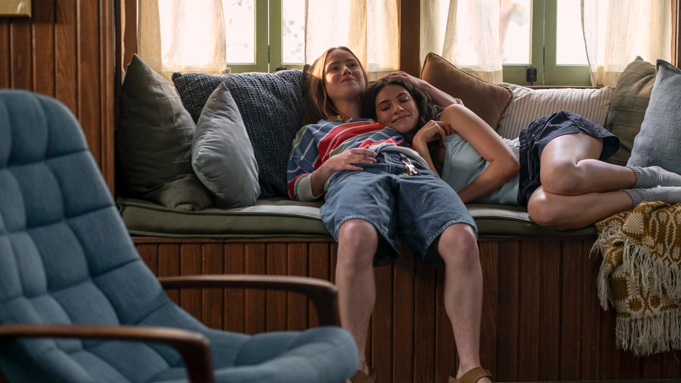 Ramona et Annie rigolent affalées sur un canapé dans la série Sterling Point